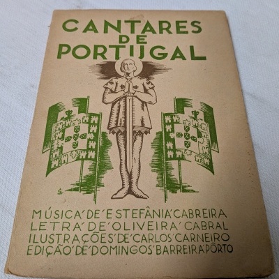 Capa de papel com ilustração de cavaleiro e bandeiras de Portugal e texto em verde e castanho