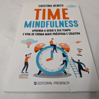 Livro TIME MINDFULNESS com capa branca, texto colorido e ilustrações de pessoas e relógio.