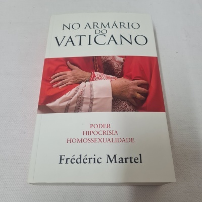 Capa do livro 'No Armário do Vaticano' com imagem de braços vestindo roupas vermelhas e brancas
