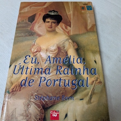 Capa de livro com retrato de mulher vestindo rosa e coroa com título em azul