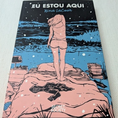 Livro 'EU ESTOU AQUI' de Nina LaCour com ilustração colorida na capa