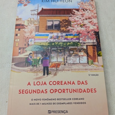 Capa de livro ilustrada com loja coreana, título em vermelho e texto adicional em preto