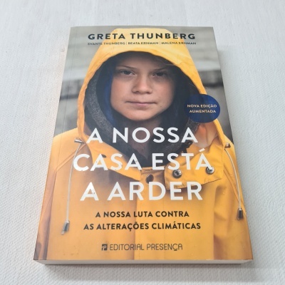 Capa de livro com foto de rapariga de casaco amarelo e texto em português.
