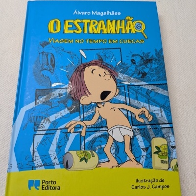 Capa de livro infantil azul com personagem de desenho animado de cuecas brancas, latas amarelas, texto e ilustrações.