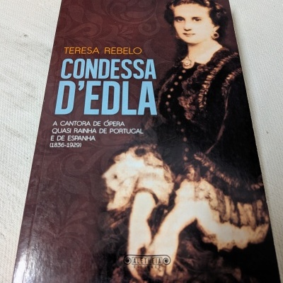 Capa de livro Condessa DEdla com imagem antiga de mulher e texto em azul, amarelo e branco.