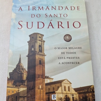 Capa do livro A Irmandade do Santo Sudário de Julia Navarro com edifícios históricos ao fundo