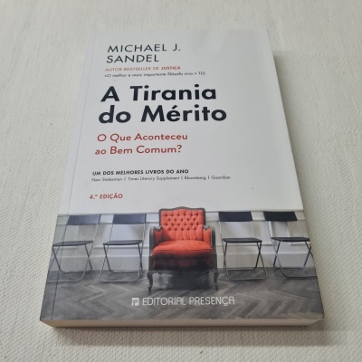 Capa do livro 'A Tirania do Mérito' com cadeiras e destaque para uma cadeira vermelha