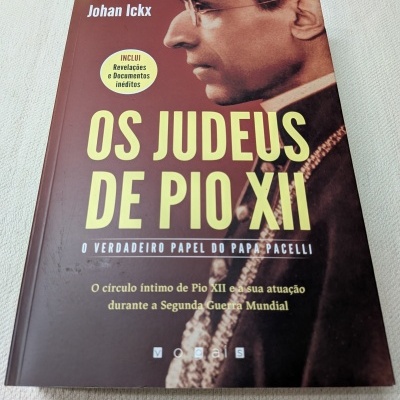 Capa de livro 'OS JUDEUS DE PIO XII' com imagem de homem em perfil