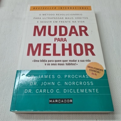 Capa de livro 'Mudar Para Melhor' em branco, laranja e verde