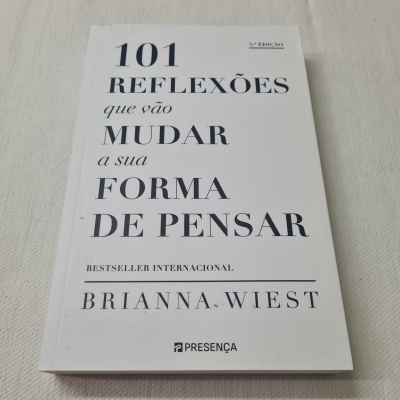 Livro branco com título 101 Reflexões que vão mudar a sua forma de pensar