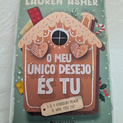 Capa de livro com ilustração de casa de gengibre e texto em português