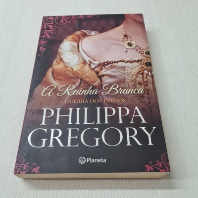 Capa do livro 'A Rainha Branca A Guerra dos Primos' de Philippa Gregory com figura feminina vestindo roupa renascentista.