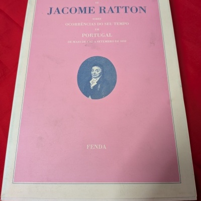 Livro com capa rosa e moldura branca com texto e imagem de Jacome Ratton