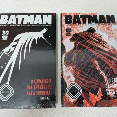 Dois livros Batman com capas preto e vermelho e títulos em português.