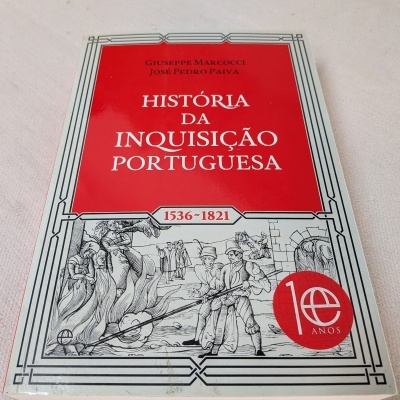 Livro História da Inquisição Portuguesa com capa vermelha e ilustração histórica.