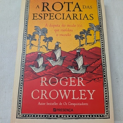 Capa de livro A Rota das Especiarias com ilustrações de barcos e árvores