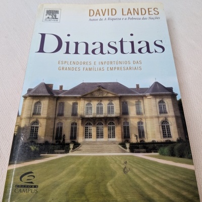Capa de livro Dinastias de David Landes com imagem de edifício clássico e relvado verde