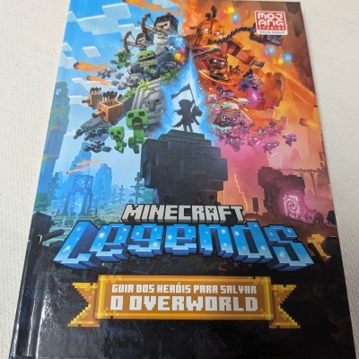 Livro Minecraft Legends com ilustração de personagens e texto em português