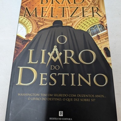 Capa do livro O Livro do Destino de Brad Meltzer com figura de costas e arquitetura ao fundo