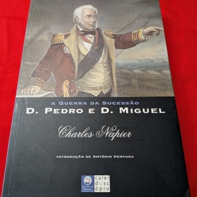 Capa de livro com ilustração de militar e texto sobre guerra da sucessão.