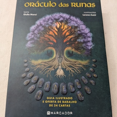 Caixa com ilustração de árvore e pedras com runas, texto Oráculo das Runas