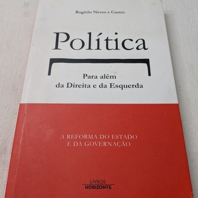 Livro Política Para além da Direita e da Esquerda com capa branca e vermelha