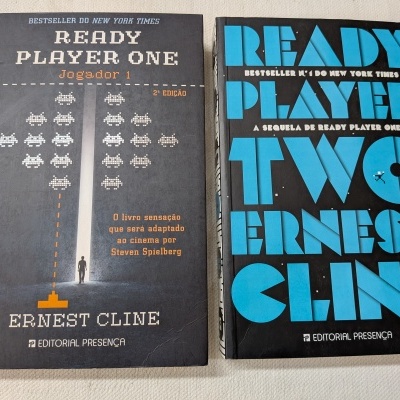 Dois livros com títulos Ready Player One e Ready Player Two em capas pretas sobre fundo claro