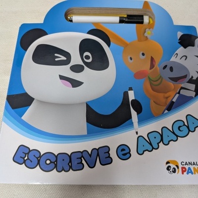 Bloco infantil de escrita com panda e outros personagens desenhados