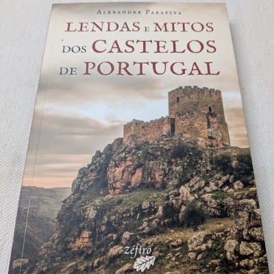 Capa de livro sobre castelos de Portugal com imagem de castelo em penhasco