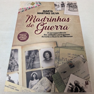 Capa de livro Madrinhas de Guerra com fotos a preto e branco e cartas antigas sobre fundo bege.