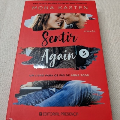 Capa vermelha de livro Sentir Again 3 de Mona Kasten com pessoas a sorrir