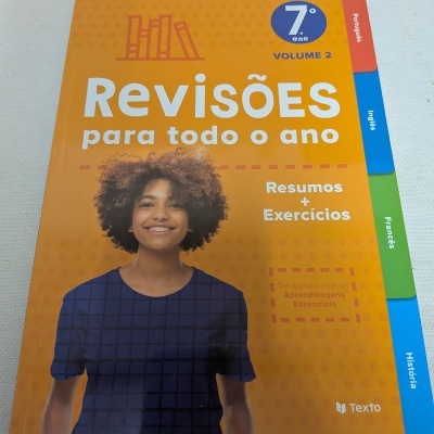 Capa de livro escolar de revisão 7º ano volume 2 em laranja com imagem de rapariga e abas coloridas