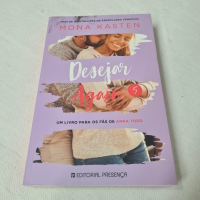 Capa do livro Desejar Again 5 de Mona Kasten com imagem de casal e textos promocionais