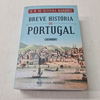 Livro 'Breve História de Portugal' de A. H. de Oliveira Marques com capa ilustrada e texto visível