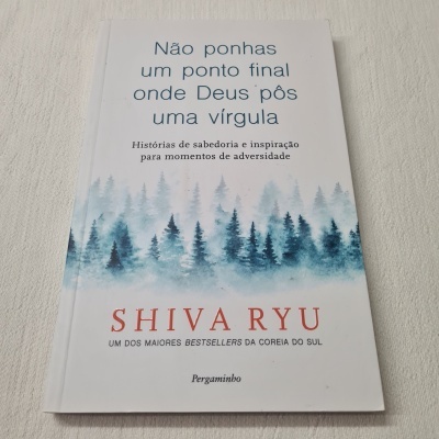 Capa de livro branco com ilustração azul de árvores e texto em português
