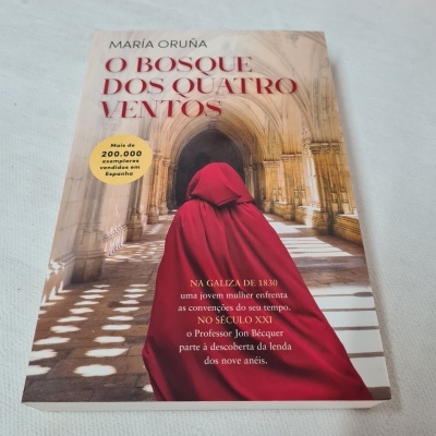 Capa de livro com figura de capa vermelha e corredor arqueado de pedra