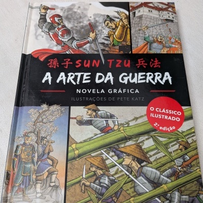 Capa de livro gráfico com ilustrações de soldados e texto Sun Tzu A Arte da Guerra