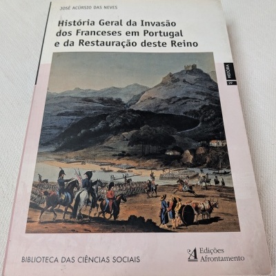 Livro sobre a invasão francesa em Portugal com capa ilustrada e texto em português.