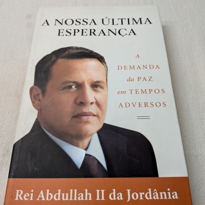 Capa de livro com fotografia de homem e texto em português