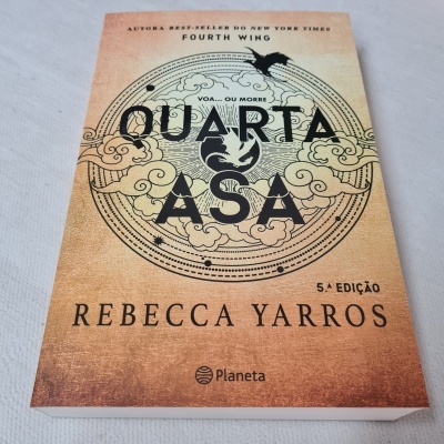 Capa do livro Quarta Asa de Rebecca Yarros em tons terrosos com desenho circular preto