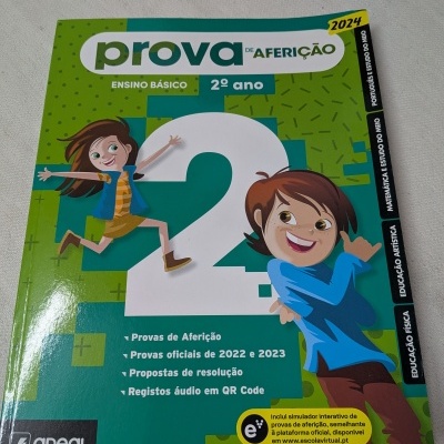 Livro escolar para o 2º ano com capa verde e azul e ilustrações de crianças