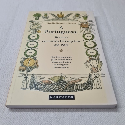 Livro de receitas com capa branca e ilustrações coloridas de alimentos
