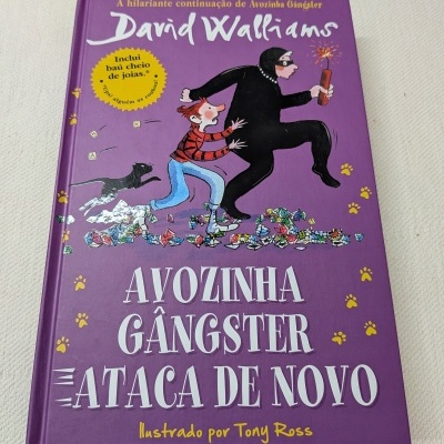 Livro infantil Avozinha Gângster Ataca de Novo capa dura roxa com ilustrações e texto