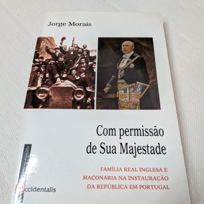 Capa de livro branco com título e imagens históricas em preto e branco e a cores