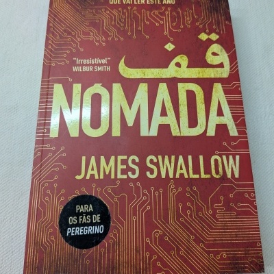 Capa de livro Nómada de James Swallow com fundo vermelho e letras amarelas