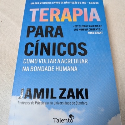 Capa de livro azul com texto TERAPIA PARA CÍNICOS e nome do autor Jamil Zaki