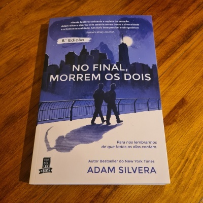 Capa do livro No Final, Morrem os Dois de Adam Silvera com ilustração de dois jovens e cidade ao fundo
