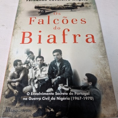 Capa de livro Os Falcões do Biafra com imagem de homens e avião militar