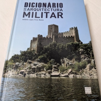 Capa de livro com castelo antigo de pedra e título em letras grandes