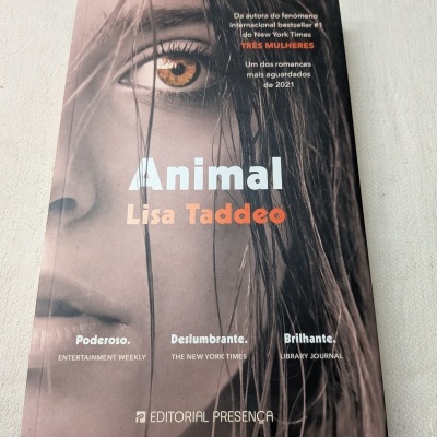 Capa do livro Animal de Lisa Taddeo com a imagem em close de um rosto feminino e texto sobre a obra